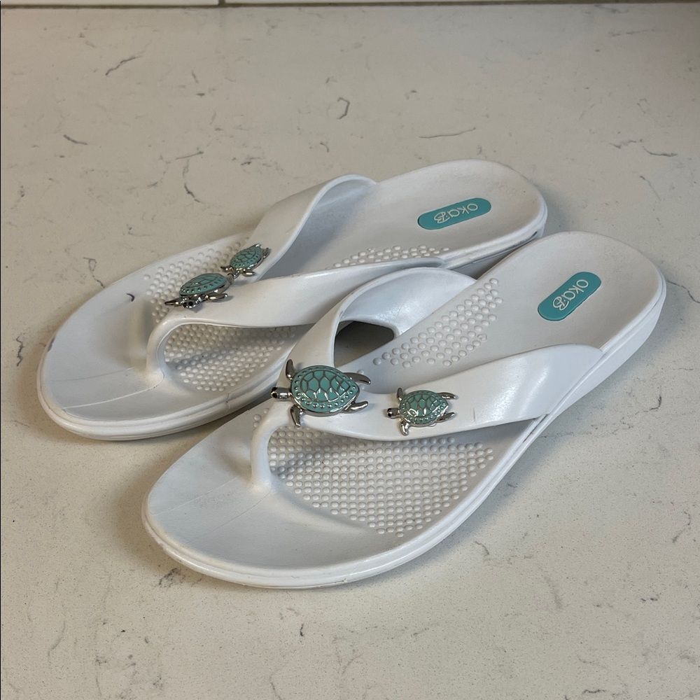 OKA B. White Theresa Sea Turtle Flip Flops Size M/L 8.5-9.5